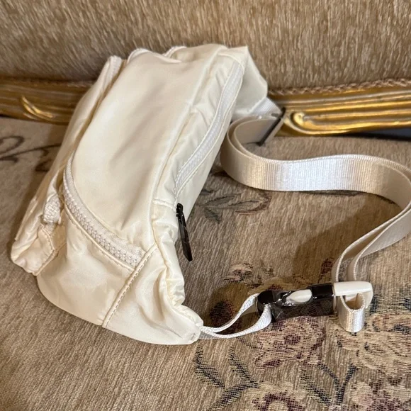 ALO Yoga Cream Clutch - Picture 2 of 5